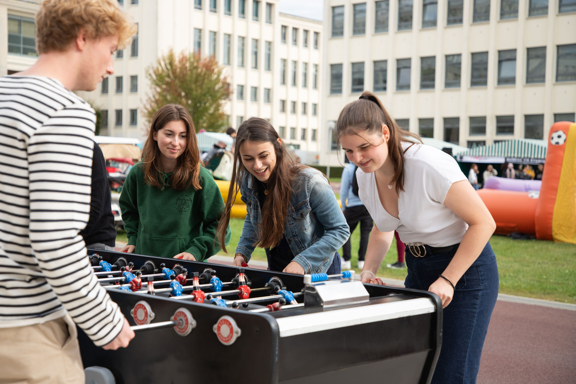 Étudiants et étudiantes jouant au babyfoot en extérieur lors de Campus en fête 2023 au Campus 1 de Caen