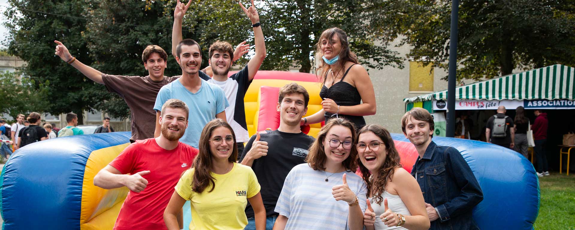 Étudiants et étudiantes devant une structure gonflable lors de Campus en fête 2023 au Campus 2 de Caen